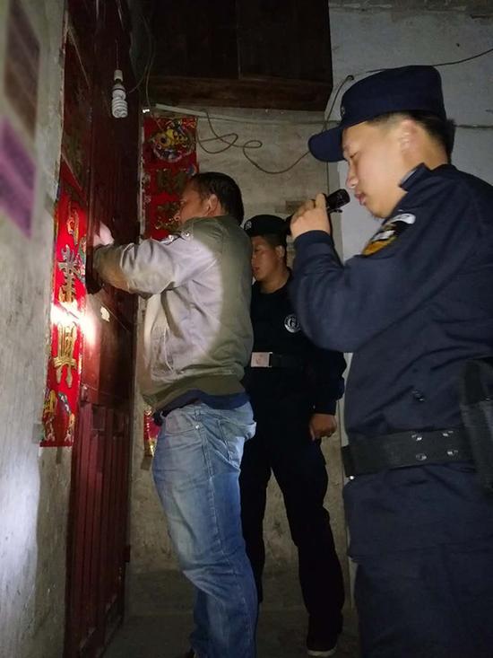 大方粗心妈妈误将幼女锁家中 民警全城寻开锁师傅开门