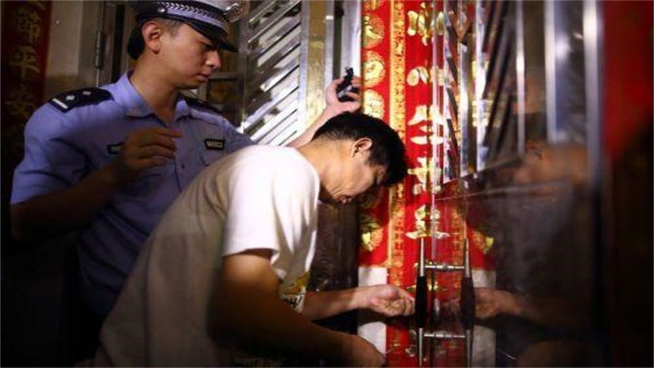 大方请开锁师傅开了锁后，师傅为什么一般都不进门，就算主人请也不进去？